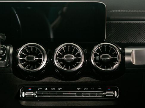 Used 2021 Mercedes-Benz GLB 250 image 44