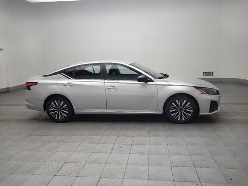 Used 2024 Nissan Altima 2.5 SV image 11