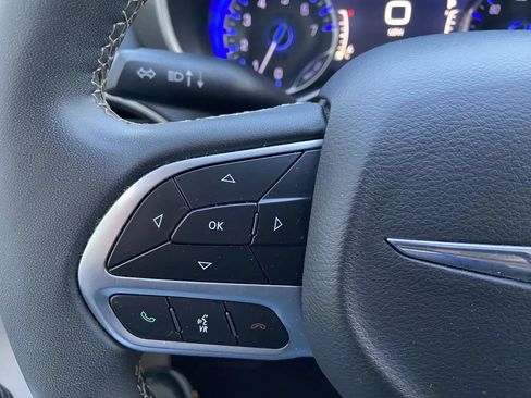 Used 2023 Chrysler Pacifica Touring-L FWD image 15