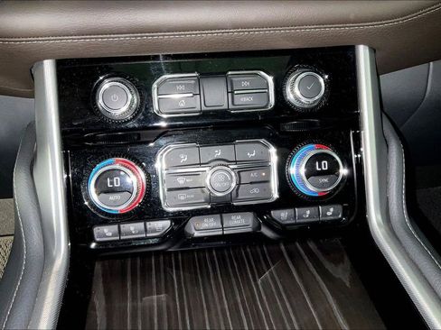 Used 2022 GMC Yukon Denali w/ Denali Premium Package image 33
