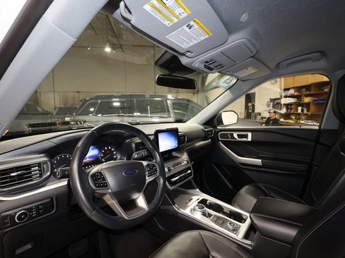 Used 2023 Ford Explorer XLT w/ Equipment Group 202A image 9