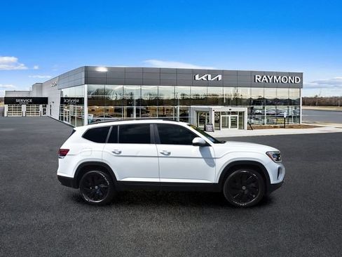 Used 2024 Volkswagen Atlas SE AWD/4WD image 2