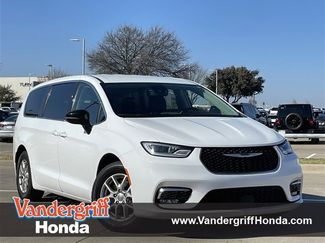 Used 2024 Chrysler Pacifica Touring-L video 1