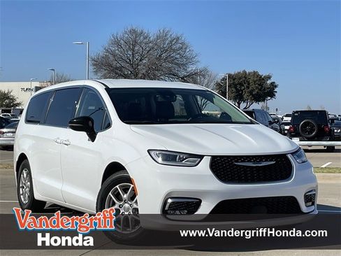 Used 2024 Chrysler Pacifica Touring-L image 1