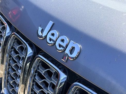Used 2019 Jeep Grand Cherokee Overland AWD/4WD image 6