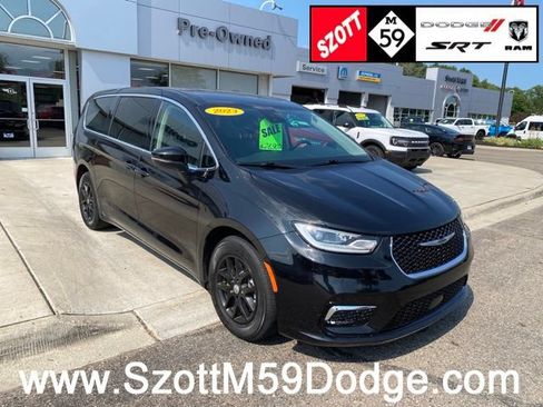 Used 2023 Chrysler Pacifica Touring-L FWD image 1