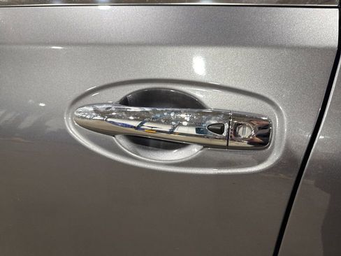 Used 2018 Nissan Rogue SV w/ Premium Package image 12