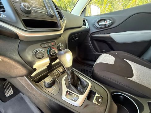 Used 2014 Jeep Cherokee Sport image 45