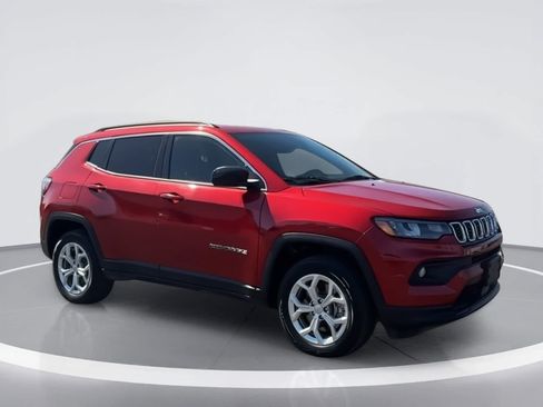 Used 2024 Jeep Compass Latitude AWD/4WD image 2
