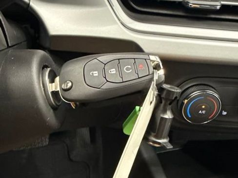Used 2025 Chevrolet Trax RS w/ Sunroof Package FWD image 32