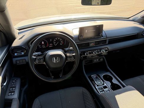 Used 2025 Honda Pilot Sport image 15