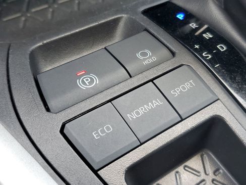 Used 2024 Toyota RAV4 XLE FWD image 33