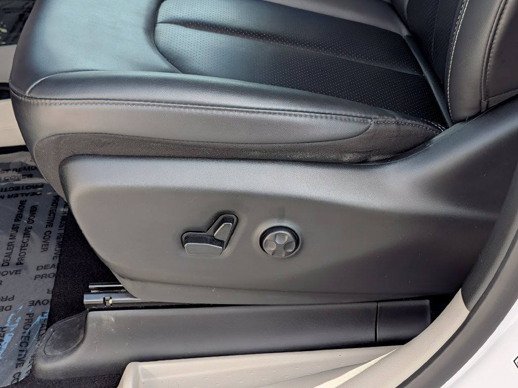 Used 2024 Chrysler Pacifica Touring-L FWD image 12