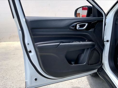 Used 2022 Jeep Compass Latitude FWD image 27