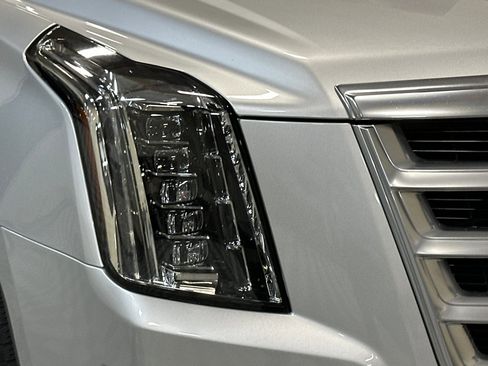 Used 2018 Cadillac Escalade ESV Luxury image 45