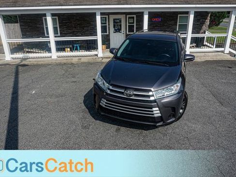 Used 2019 Toyota Highlander LE FWD image 3