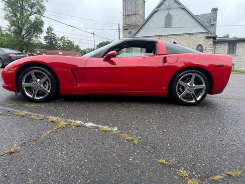 Used 2007 Chevrolet Corvette Coupe w/ Preferred Equipment Group RWD image 2