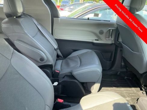 Used 2023 Toyota Sienna Limited FWD image 4