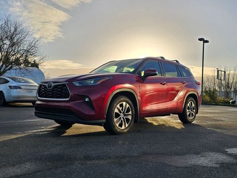 Used 2022 Toyota Highlander XLE image 3