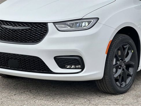 New 2026 Chrysler Pacifica Limited image 7