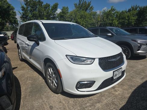 Used 2025 Chrysler Pacifica Select FWD image 4