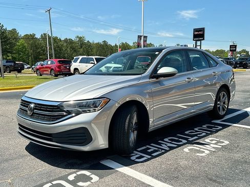 Used 2024 Volkswagen Jetta SE FWD image 2