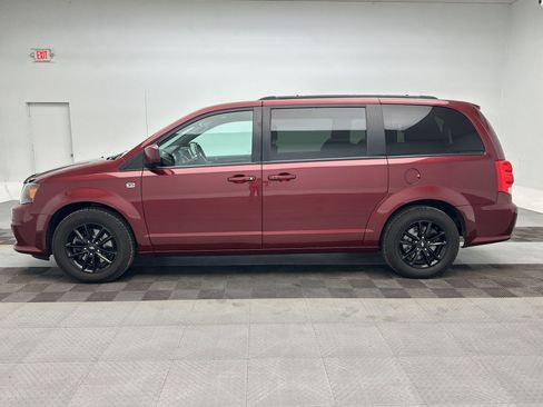 Used 2019 Dodge Grand Caravan SE FWD image 2
