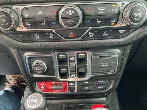 Certified 2025 Jeep Gladiator Sport AWD/4WD image 23
