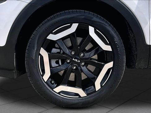 Used 2024 Kia Telluride EX w/ EX Captain's Chair Package image 10