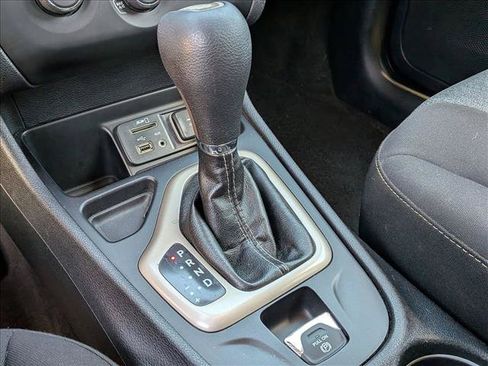 Used 2017 Jeep Cherokee Sport FWD image 11