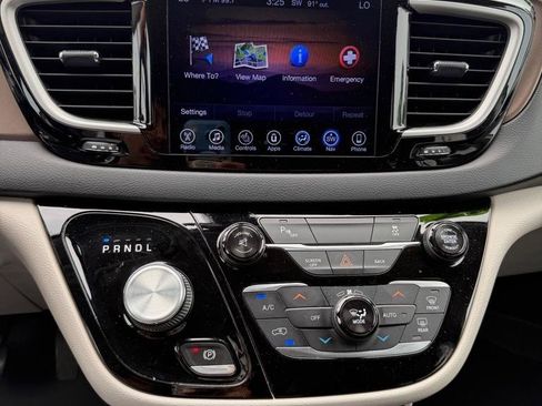 Used 2017 Chrysler Pacifica Touring-L FWD image 16