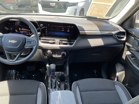 Used 2025 Chevrolet TrailBlazer LT AWD/4WD image 16