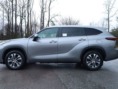 Used 2025 Toyota Highlander XLE image 2