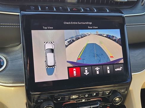 Used 2024 Jeep Grand Cherokee Limited w/ Luxury Tech Group II image 18