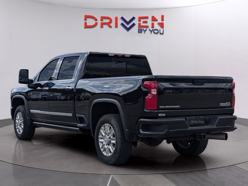 Used 2024 Chevrolet Silverado 2500 High Country w/ Technology Package AWD/4WD image 3