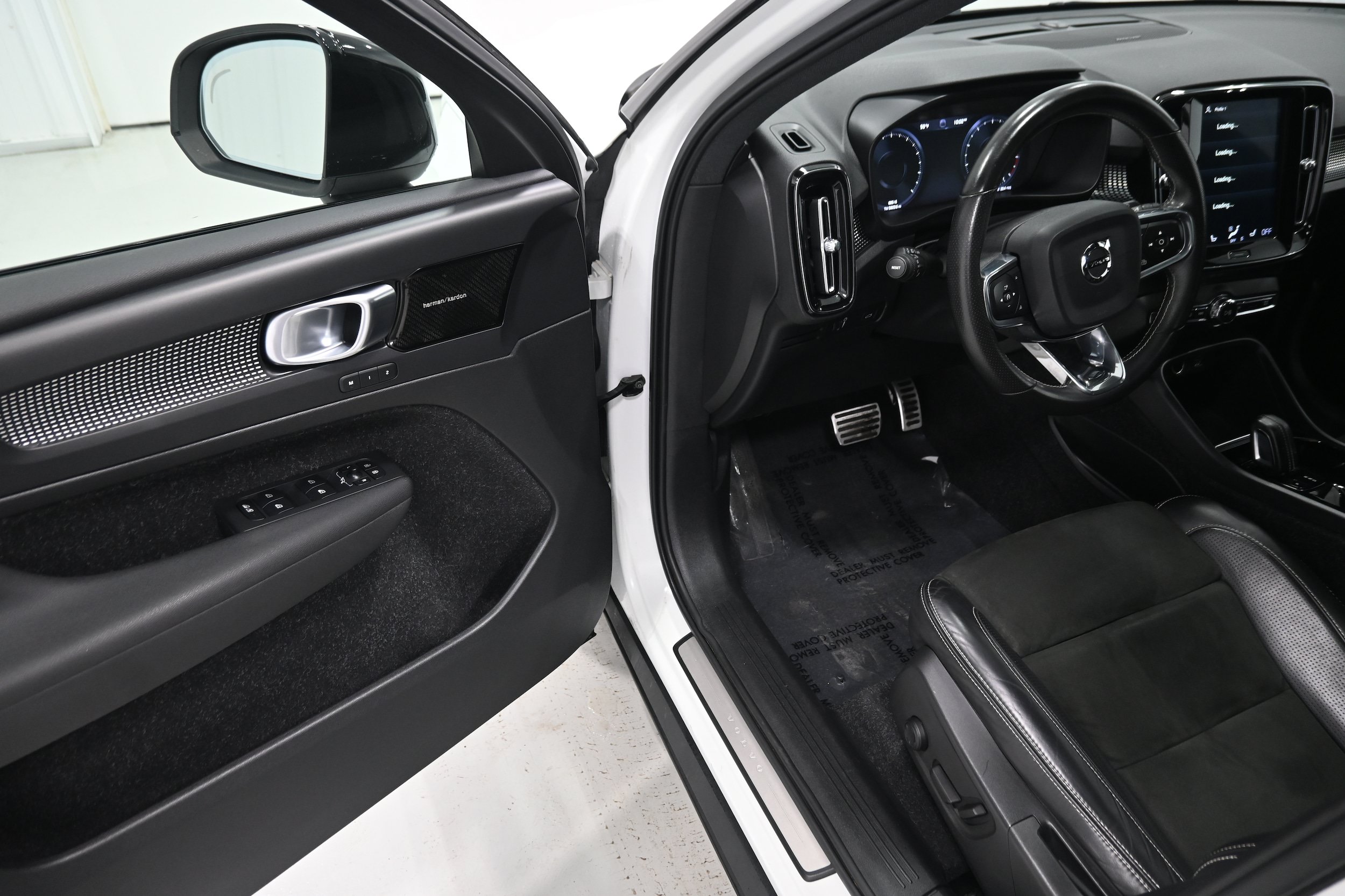 Used 2021 Volvo XC40 T5 R-Design w/ Protection Package Premier AWD/4WD image 4