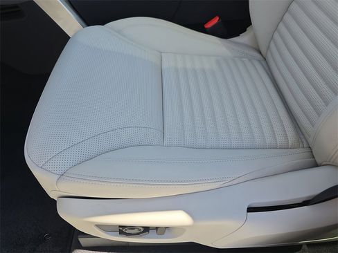 New 2025 Land Rover Discovery S image 31