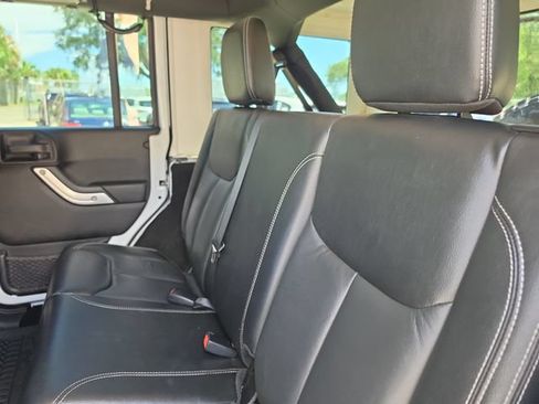 Used 2016 Jeep Wrangler Unlimited Rubicon AWD/4WD image 11
