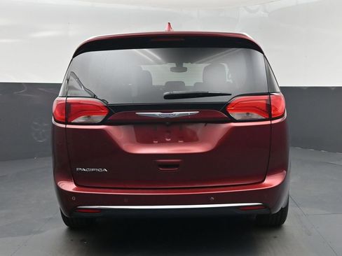 Used 2020 Chrysler Pacifica Touring w/ Tire & Wheel Group FWD image 27