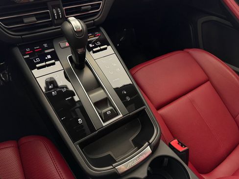 Used 2026 Porsche Macan AWD/4WD image 19