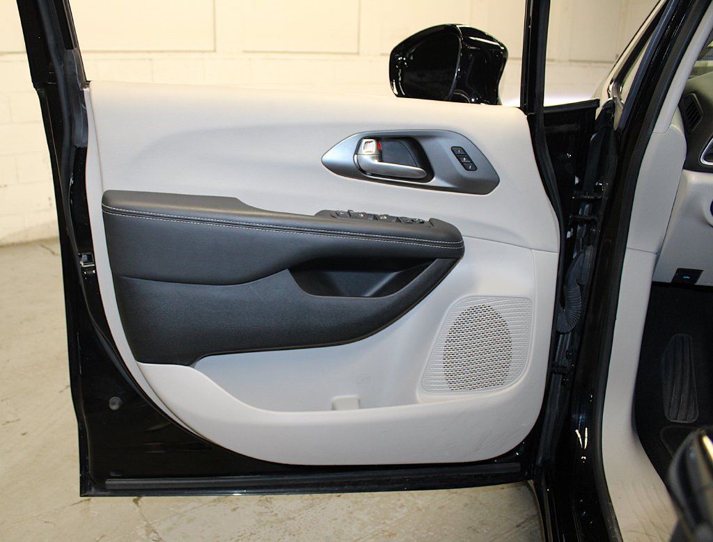 Certified 2024 Chrysler Pacifica Touring-L FWD image 25