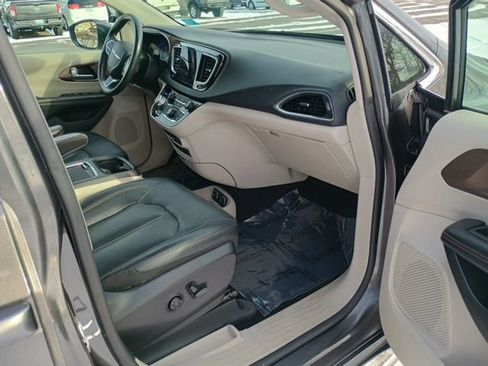 Used 2019 Chrysler Pacifica Touring-L Plus image 14