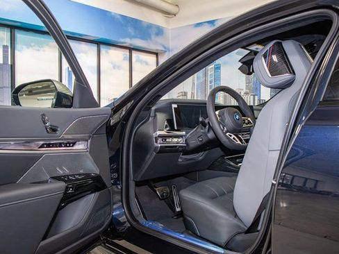 Used 2025 BMW 750e xDrive w/ Executive Package image 13