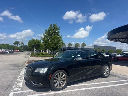 Used 2019 Chrysler 300 Touring w/ Chrome Appearance Package RWD image 11