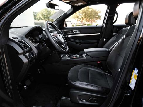 Used 2018 Ford Explorer XLT w/ Equipment Group 202A image 4