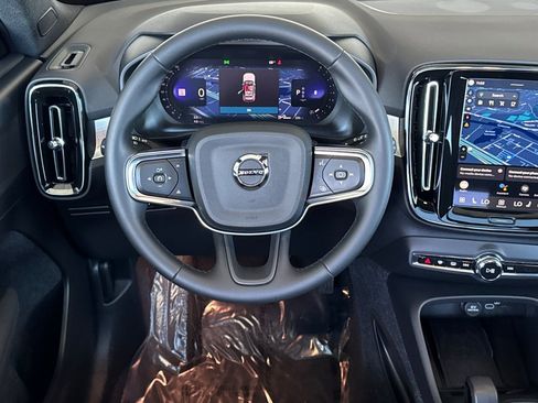 Certified 2025 Volvo XC40 B5 Core image 17