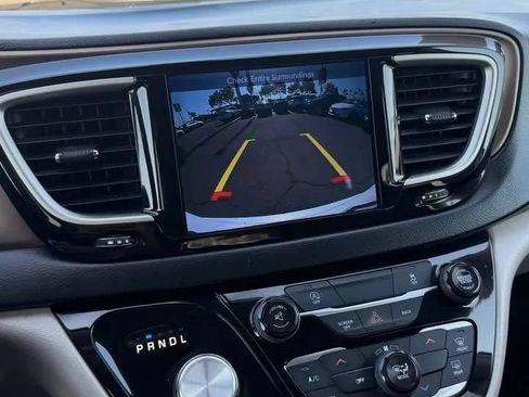 Used 2017 Chrysler Pacifica Touring FWD image 11