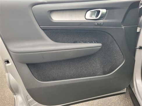Used 2023 Volvo XC40 B5 Plus image 18