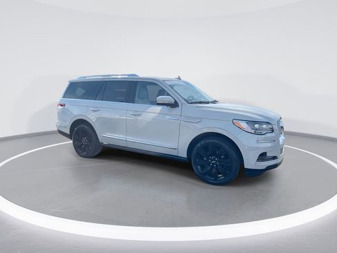Used 2024 Lincoln Navigator Reserve AWD/4WD image 2
