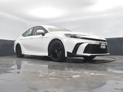 Used 2025 Toyota Camry SE image 50